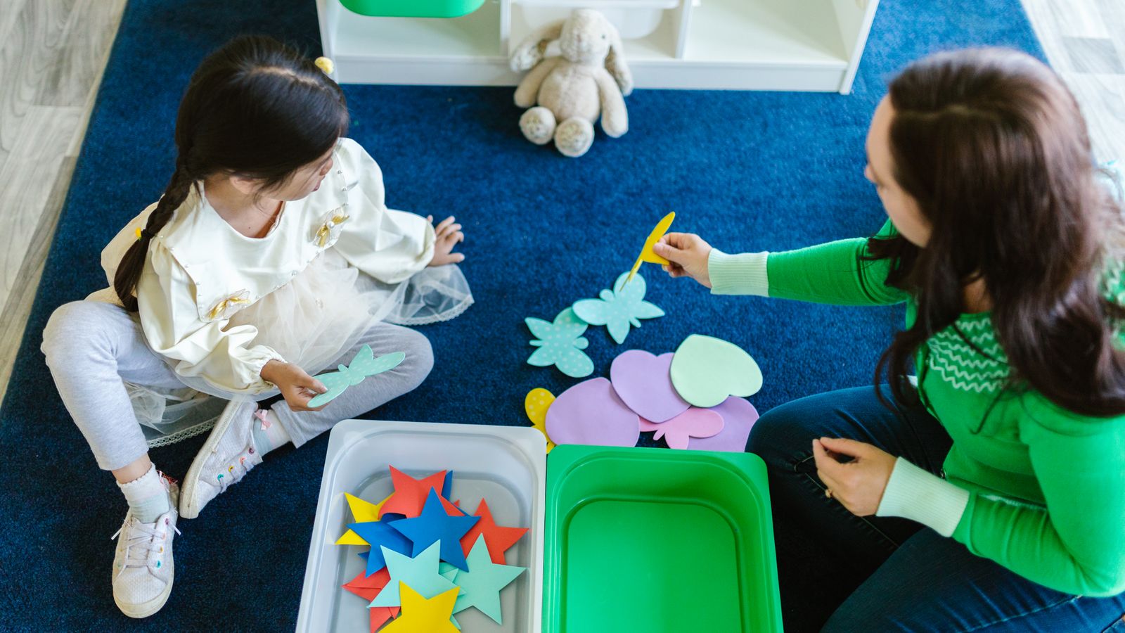 先生と一緒に工作をする子どもたち