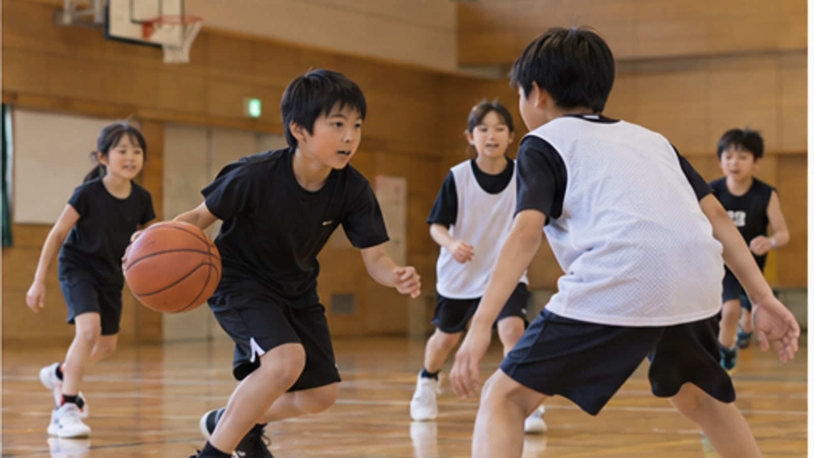 子どもがバスケットボールを楽しむAI生成イメージ。南魚沼市の実在チーム・施設・参加者の写真ではありません。