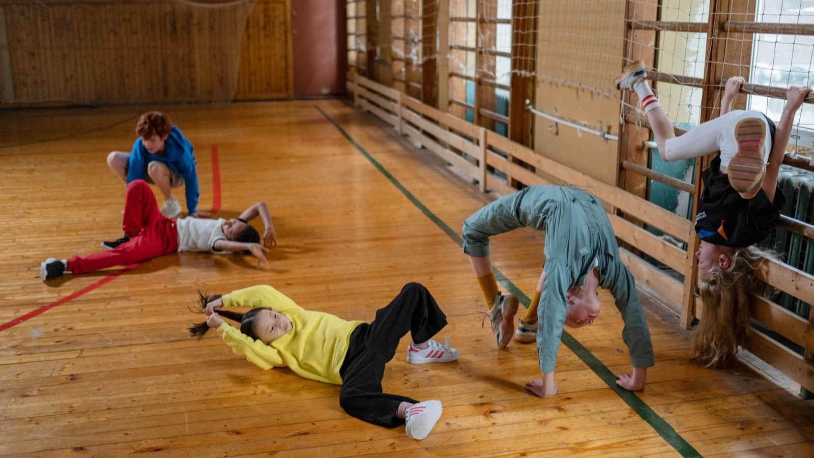 体育館で体を動かして遊ぶ子どもたち