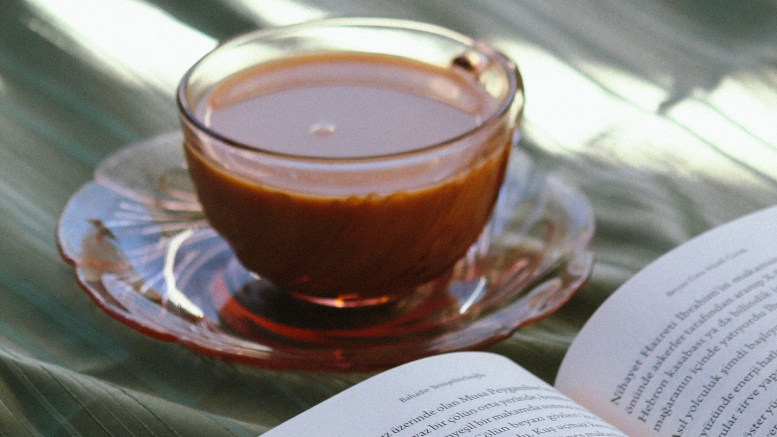 紅茶のカップと、開いた本