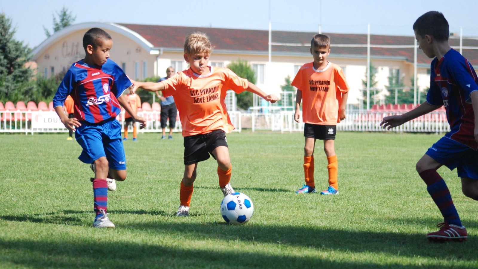 サッカーの練習で、ボールを追う子どもたち