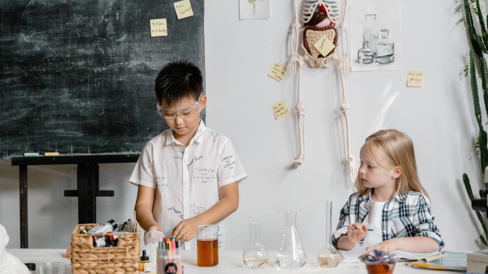 科学の実験を楽しむ子どもたち