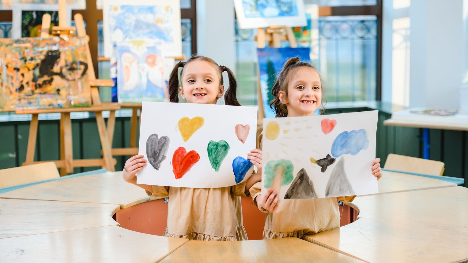 描いた絵を見せて笑顔の子どもたち