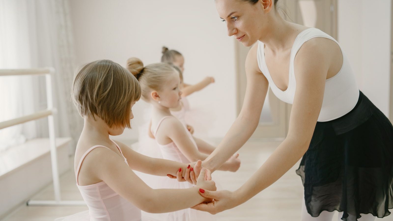 ダンスのレッスンで先生と向き合う女の子たち
