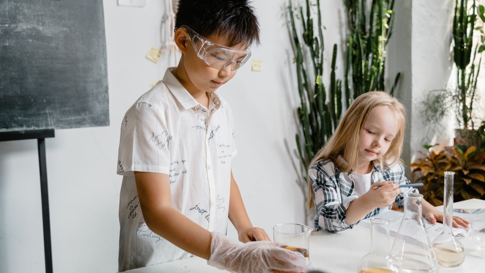 実験器具を使って科学実験に取り組む子どもたち