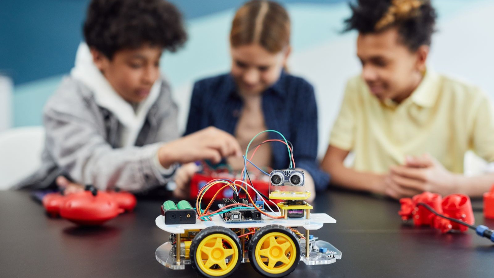 ロボットの車づくりに、子どもたちが一緒に取り組んでいる教室の様子