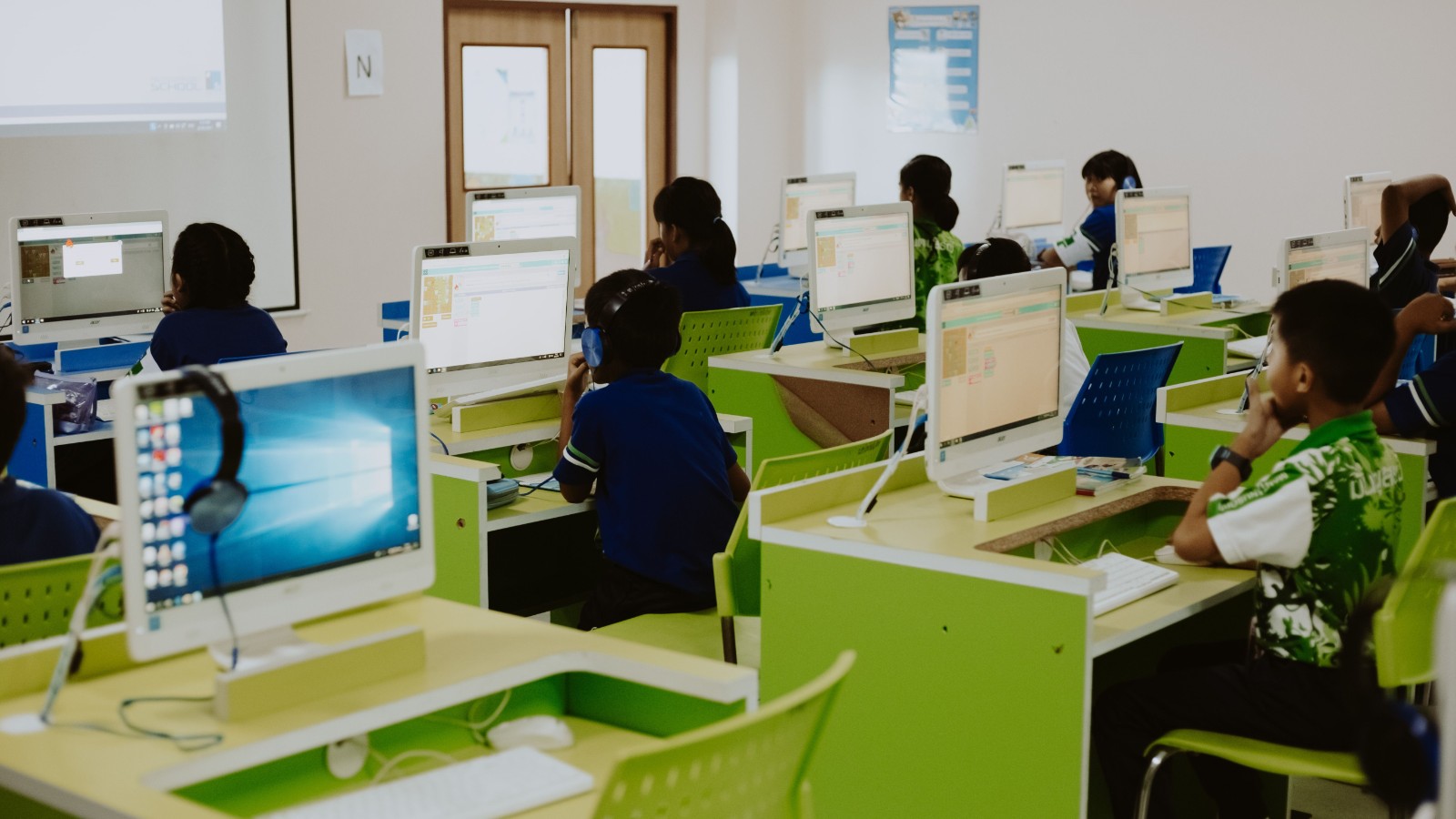 パソコンを使ってプログラミングを学ぶ子どもたち