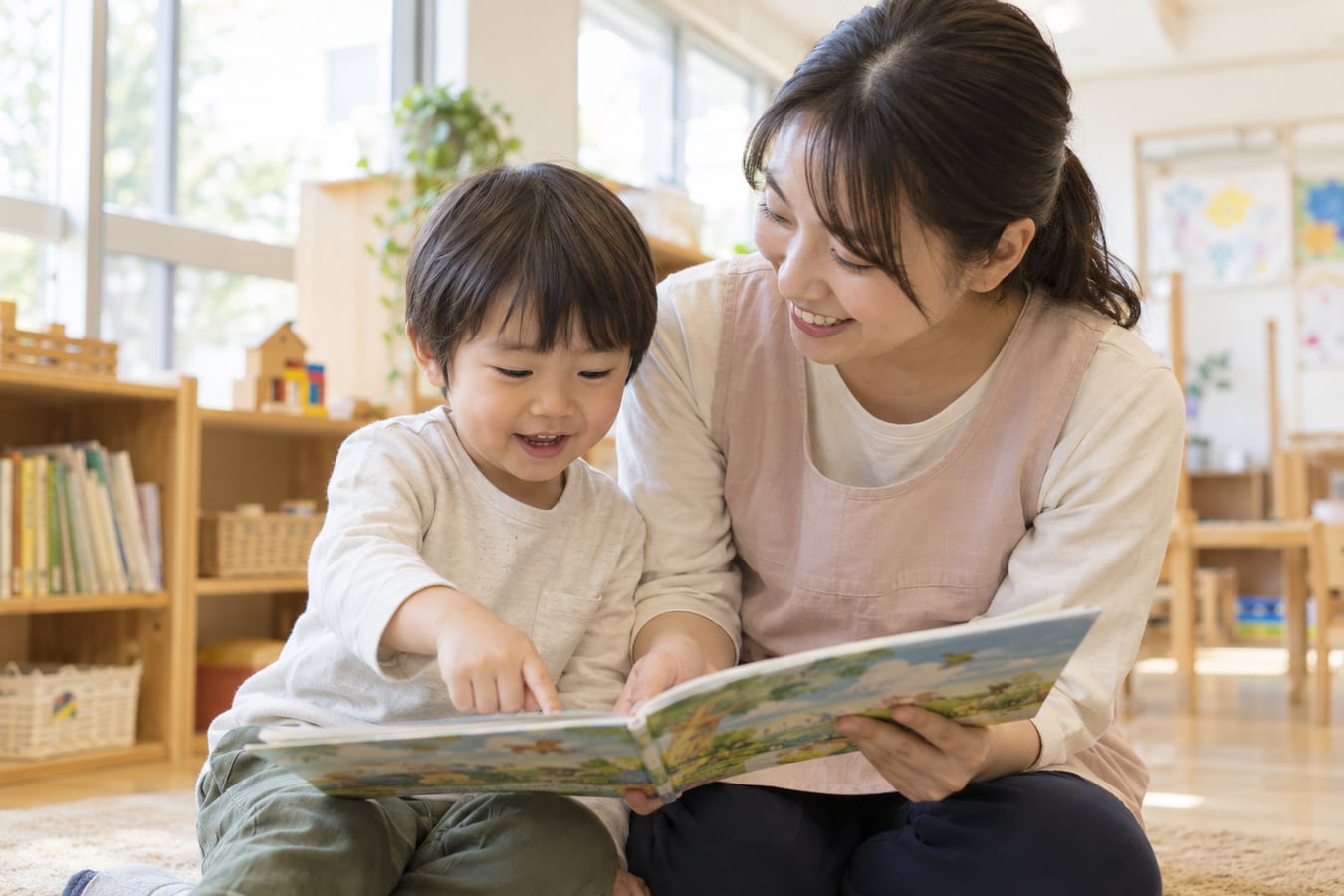 親子が絵本を読みながら学ぶ様子のイメージ。成田市内の実在施設を撮影したものではありません