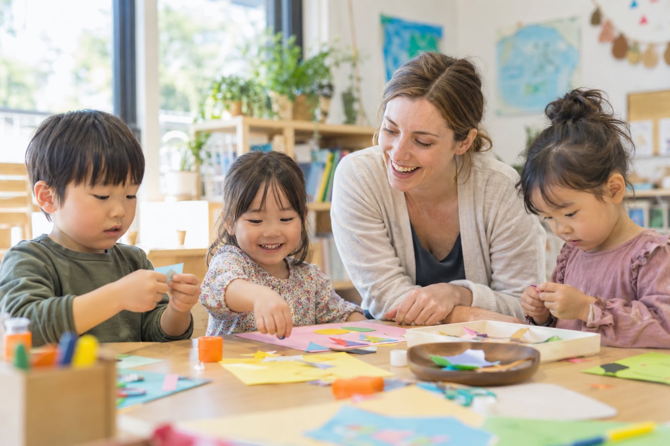 子どもたちが工作をしながら先生とやり取りするイメージ。成田市内の実際の教室風景ではありません