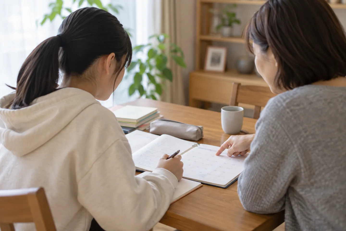試験の結果を受け、学習計画を相談する場面をイメージした写真