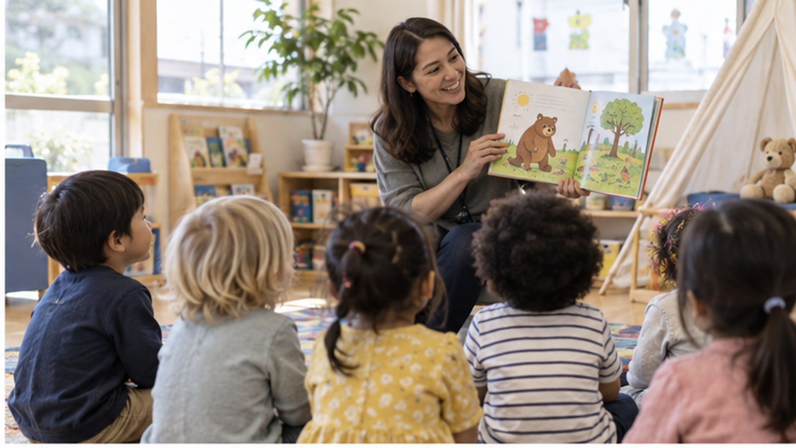 保育者が幼児に絵本を読む様子