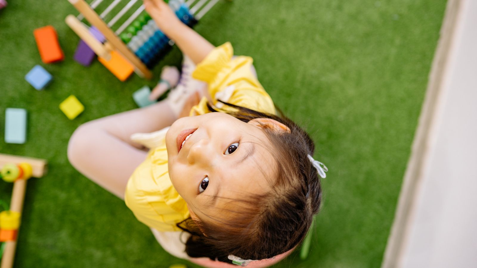 芝生で遊ぶ幼い子ども