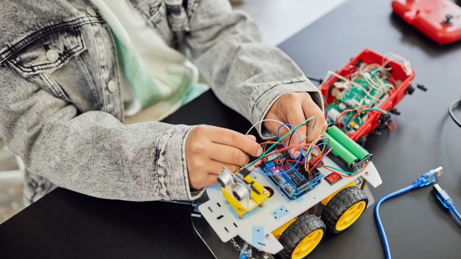 ロボットを組み立てる子ども