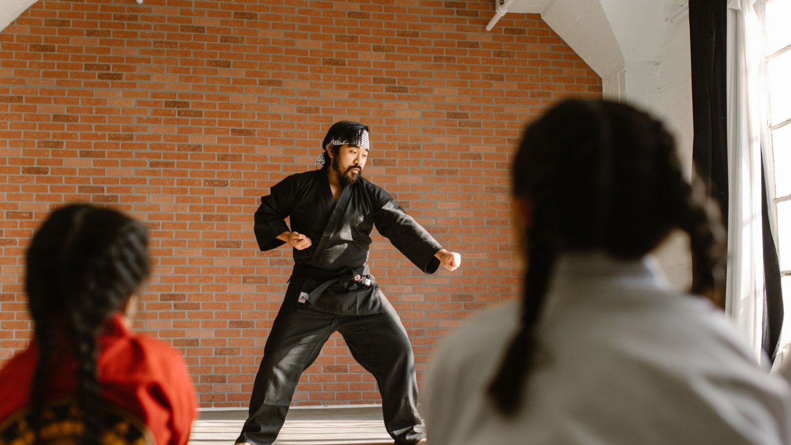 武道教室で先生の型を見つめる子どもたち（イメージ）