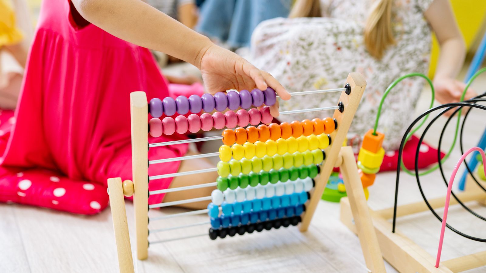 教室で学ぶ子どもたち