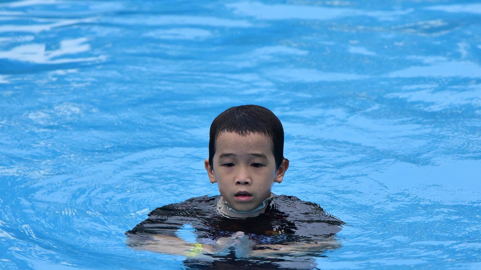 プールで水泳を習う子ども