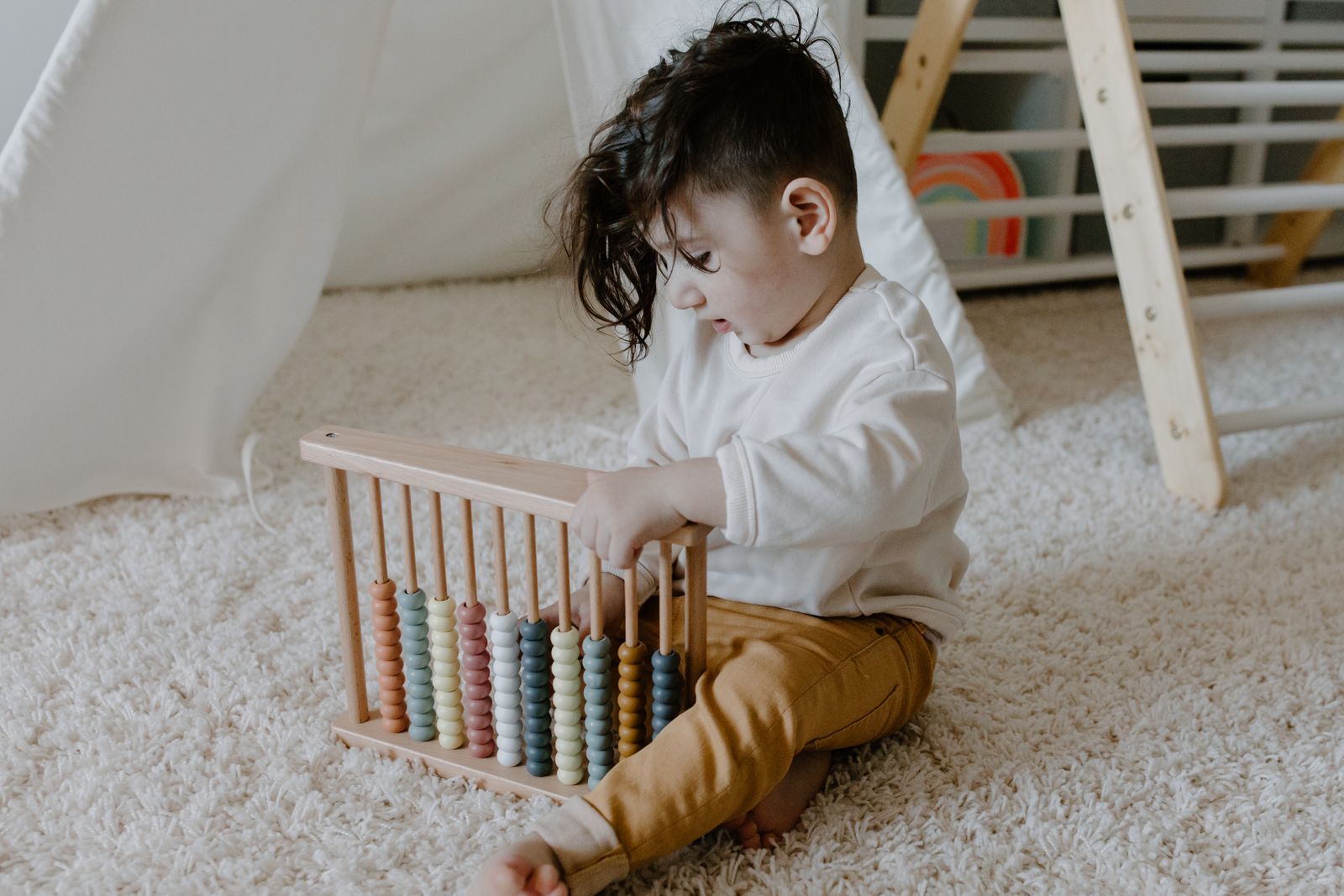 そろばんで遊びながら数に親しむ子ども