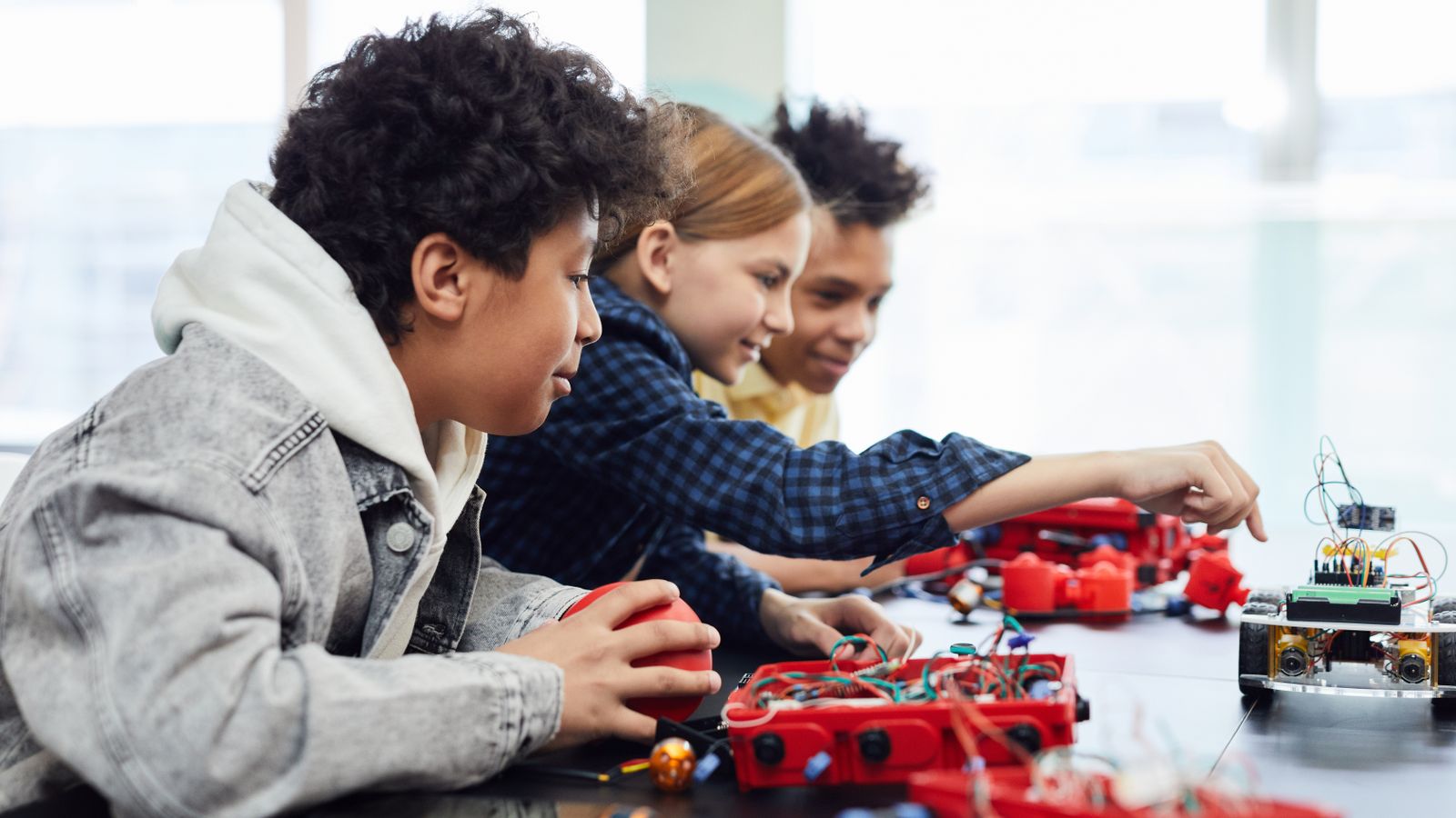 ロボットを組み立てて学ぶ子どもたち