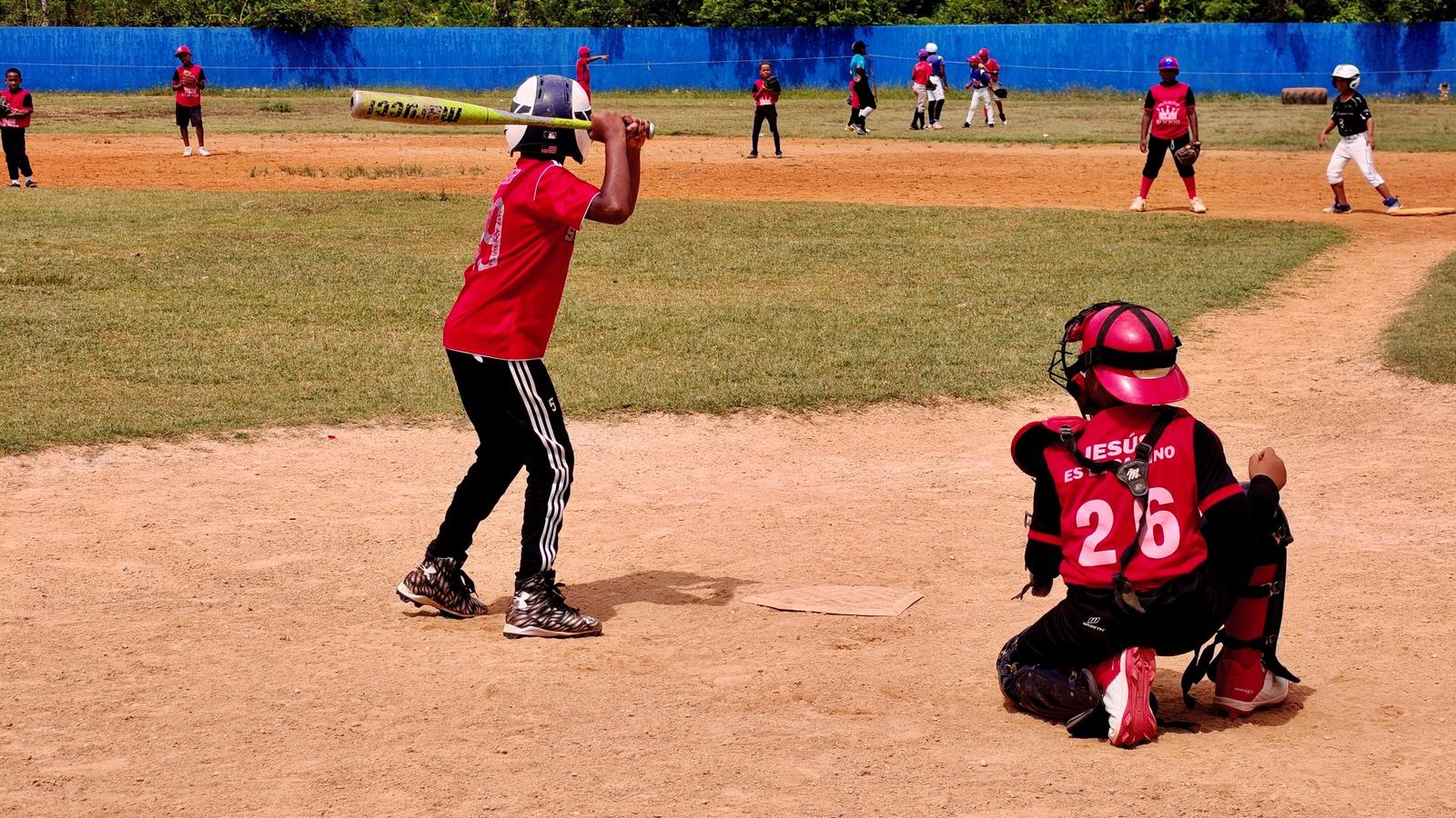 バッターボックスで構える少年野球の選手