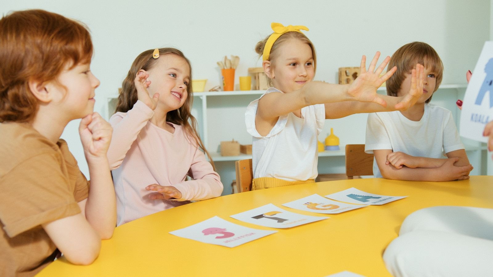 テーブルを囲んで学ぶ子どもたち