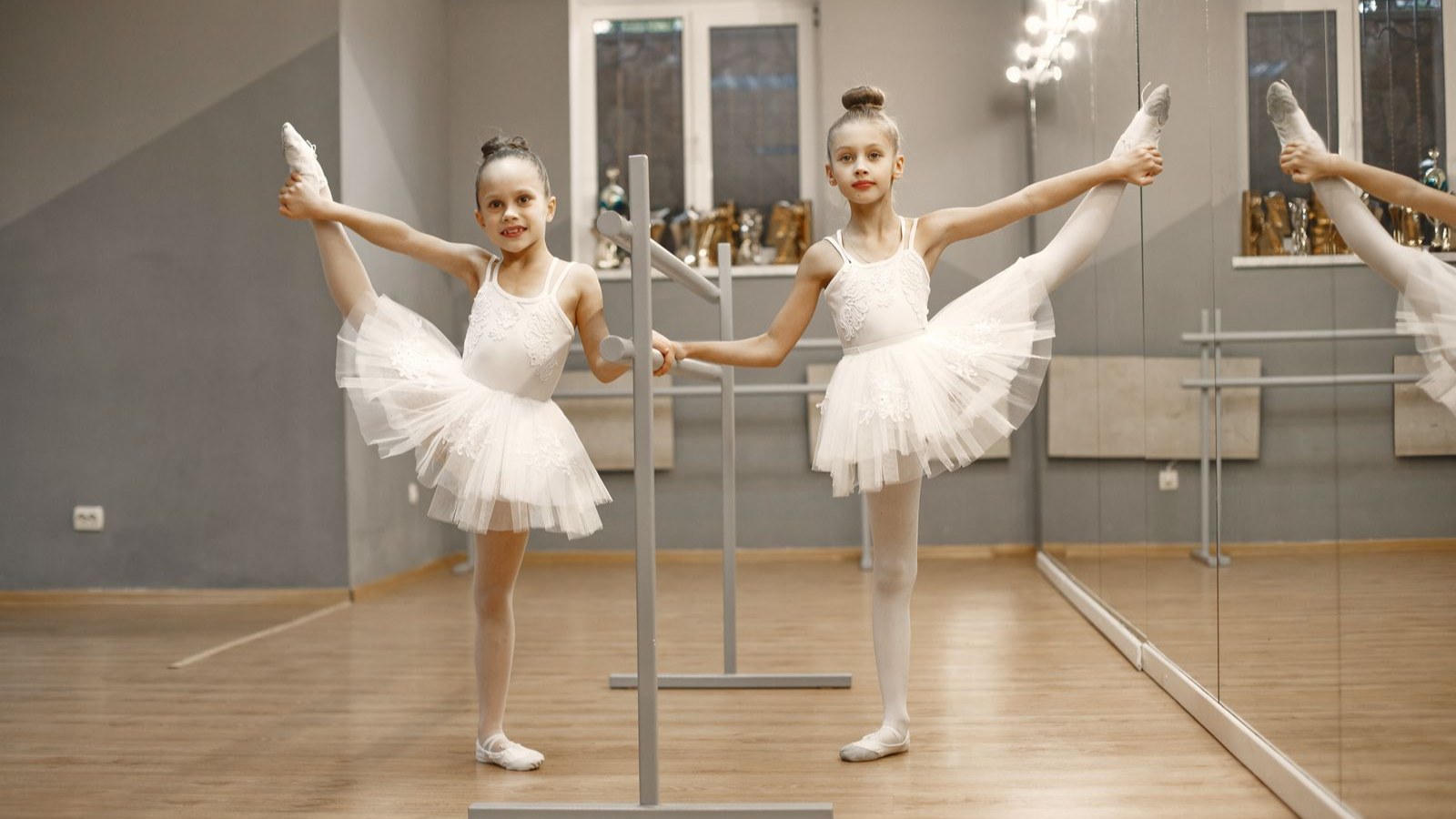 ダンス(バレエ)のレッスンでポーズをとる子どもたち
