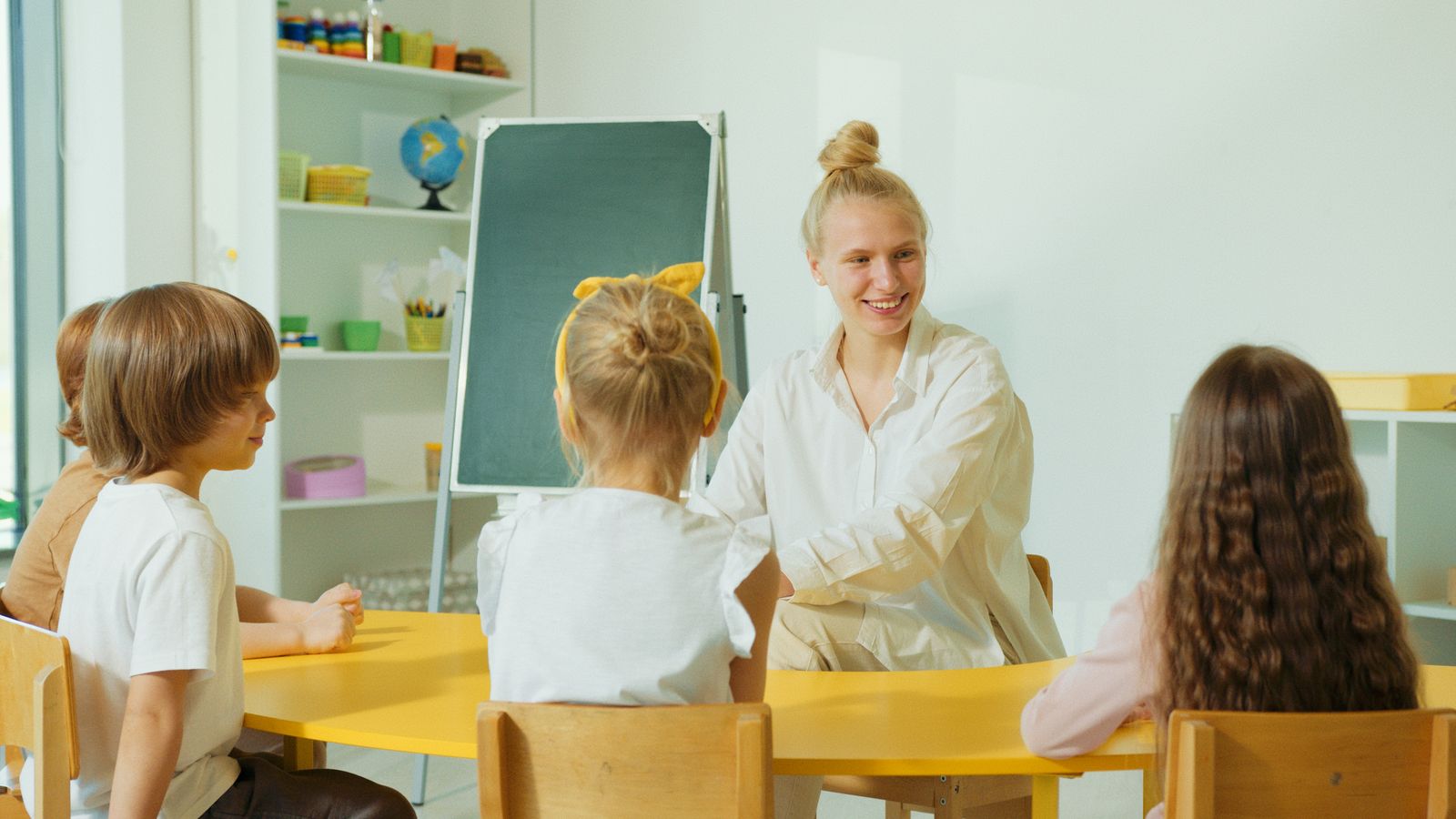 先生の話を聞く子どもたち