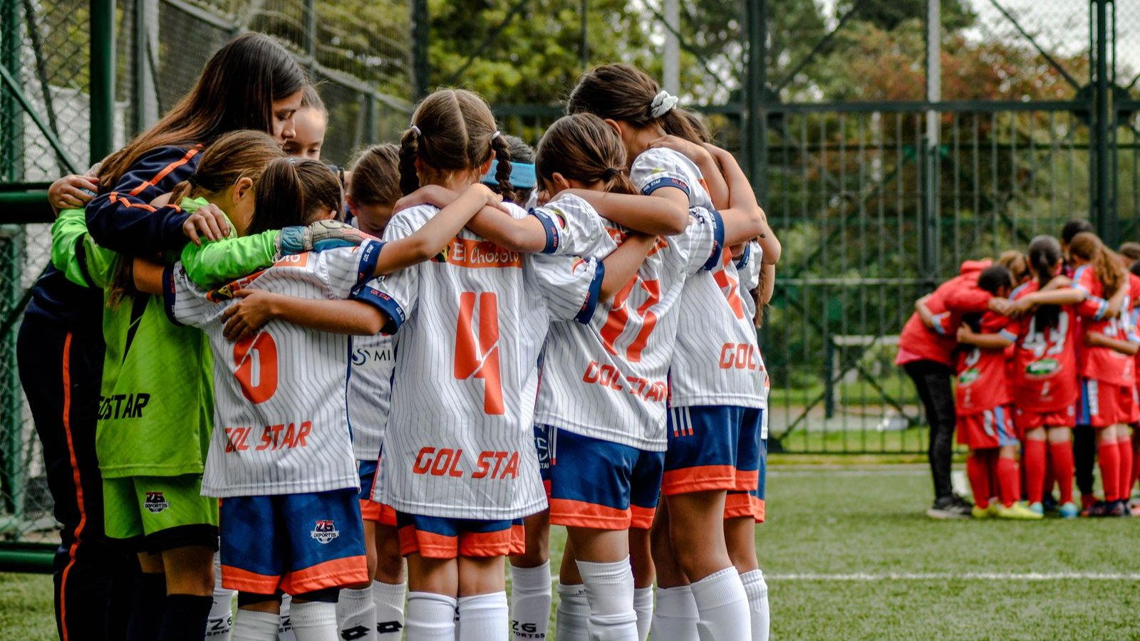 サッカーの練習で円陣を組む子どもたち