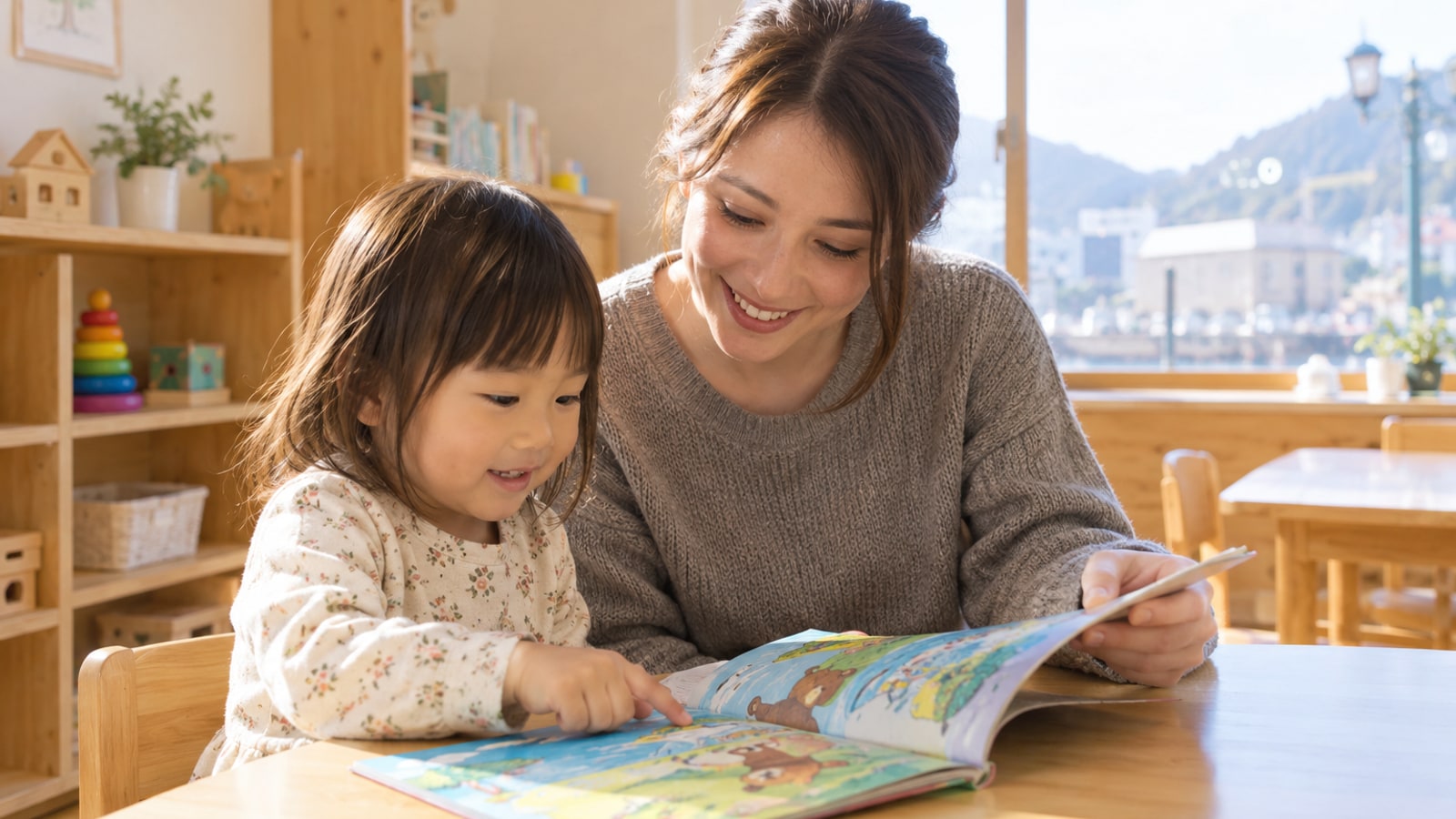 小樽を思わせる明るい幼児教室で英語絵本を読む先生