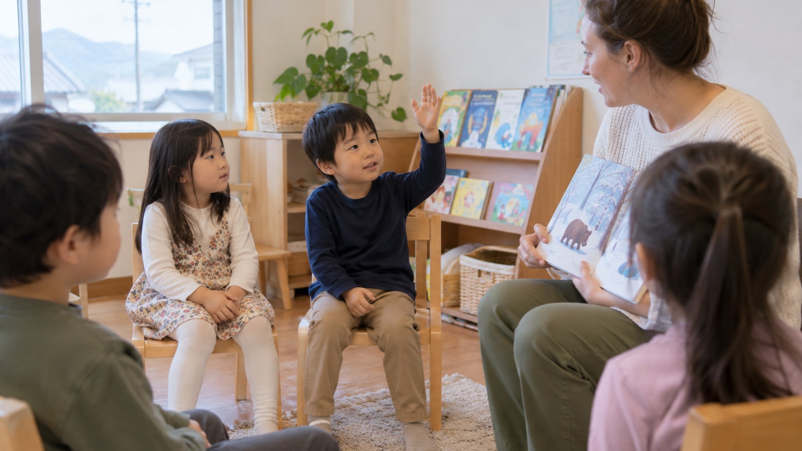 英語の絵本を聞く子どもたちのイメージ