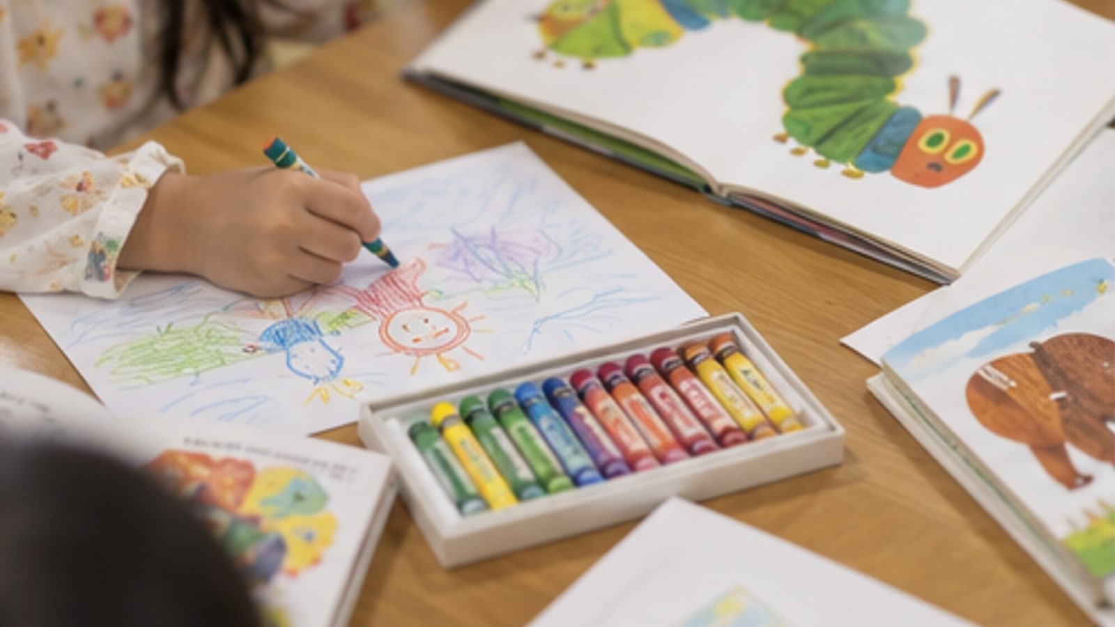 英語のカードを使って学ぶ小学生のイメージ