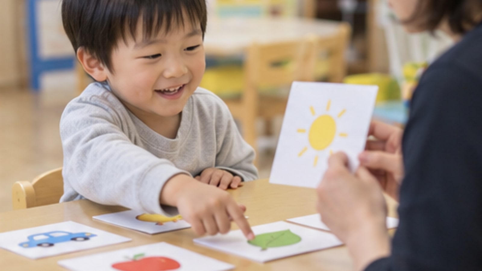 小さなグループで会話を練習する子どもたち