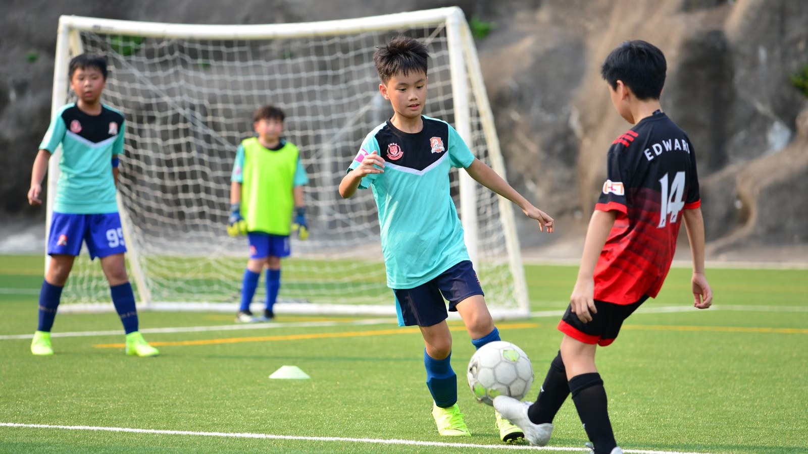 サッカーの練習をする子どもたち