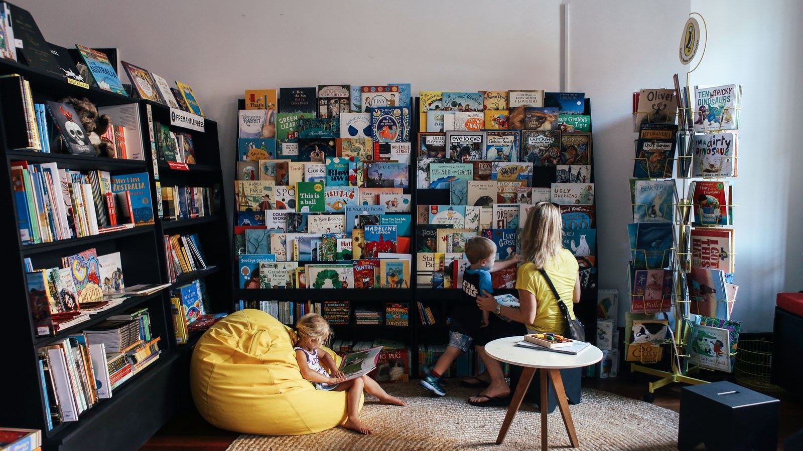 明るい部屋で本を読む親子