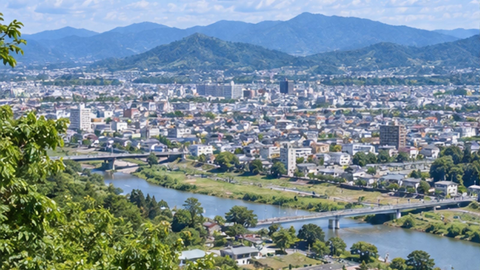 佐野市街と山並みを見渡す明るい風景