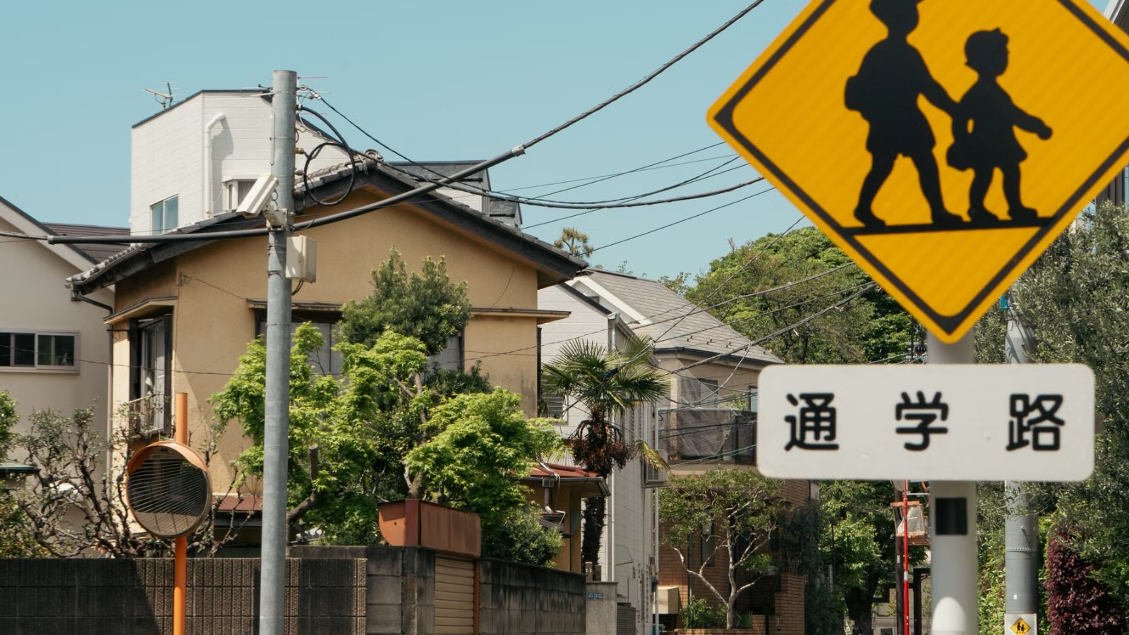 静かな住宅街の通学路