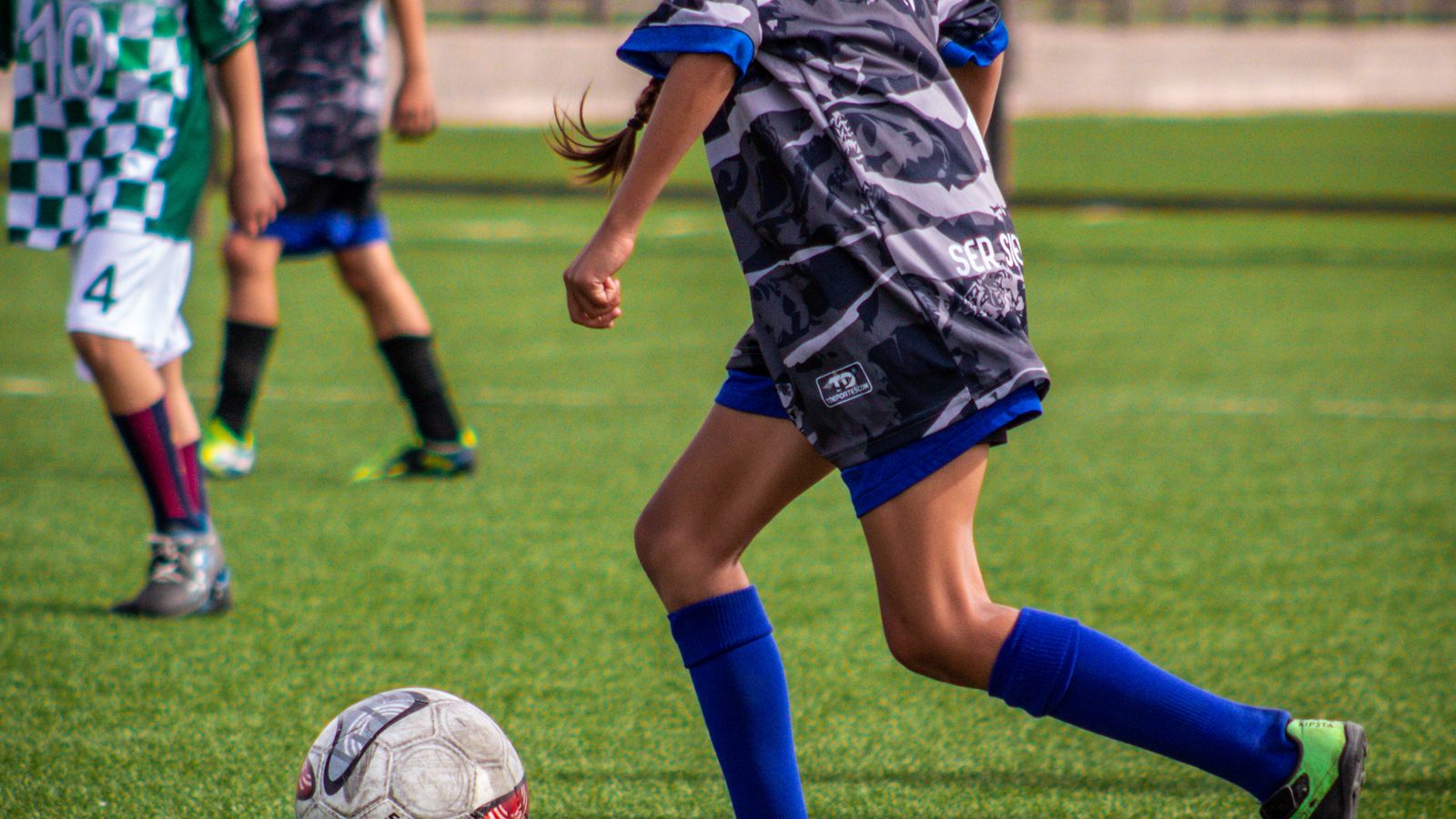 新宿区の子どもがサッカーの練習をしている様子
