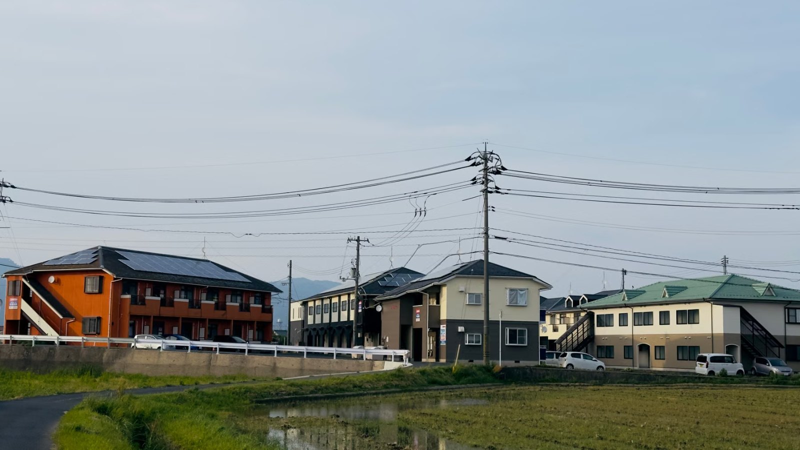 田んぼと住宅が並ぶのどかな風景