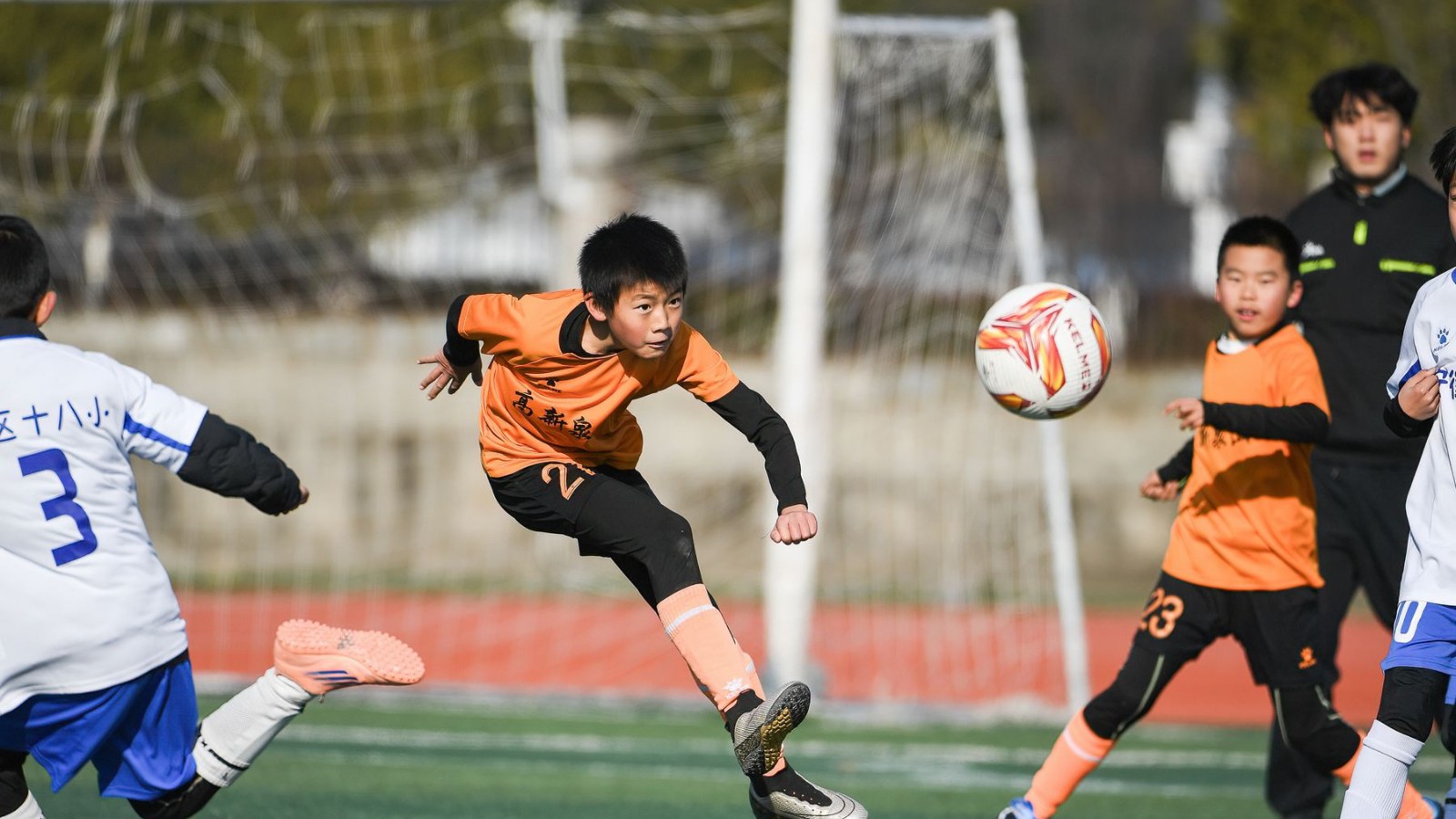 杉戸町のサッカー少年団のイメージ：ボールを蹴る子どもたち