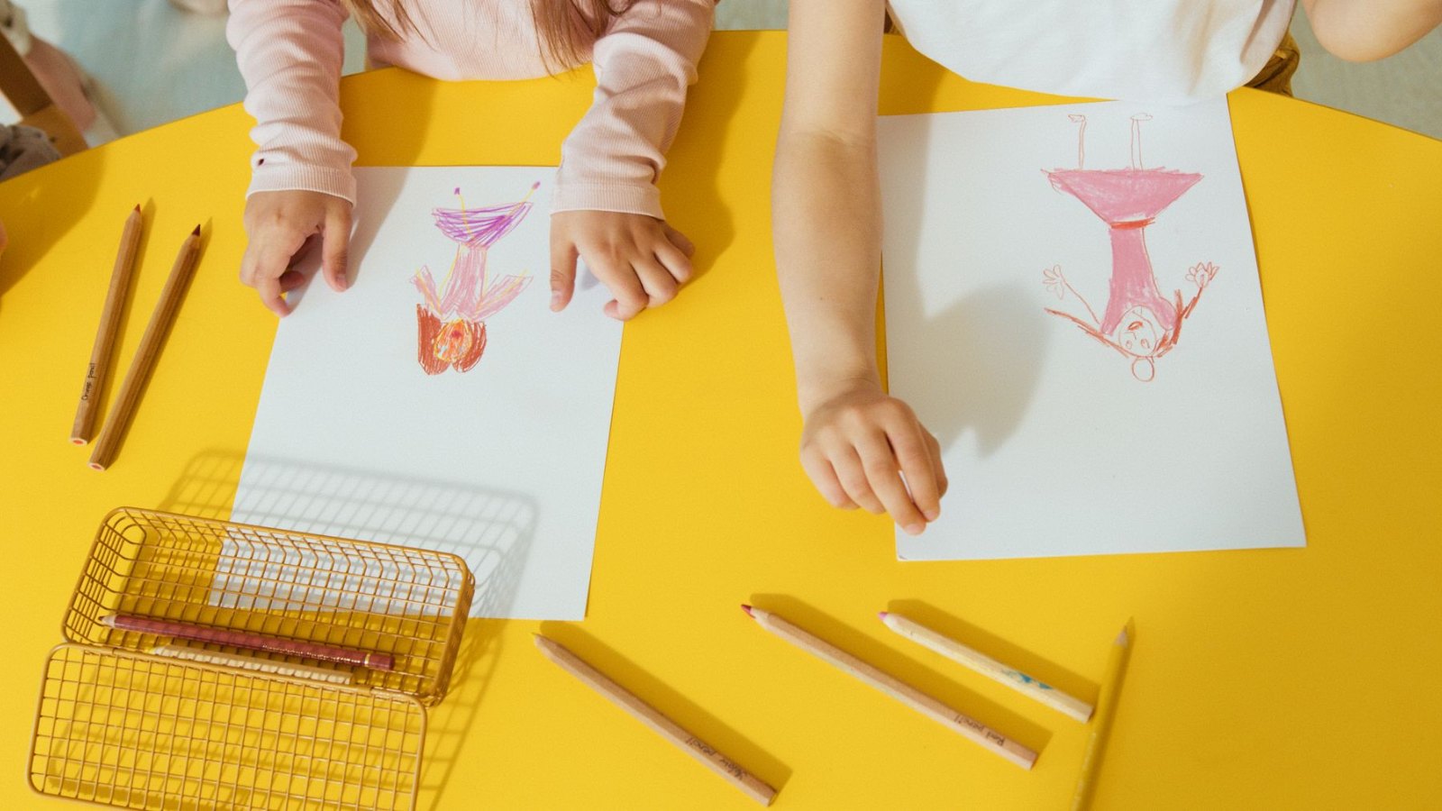 絵を描く2人の子ども
