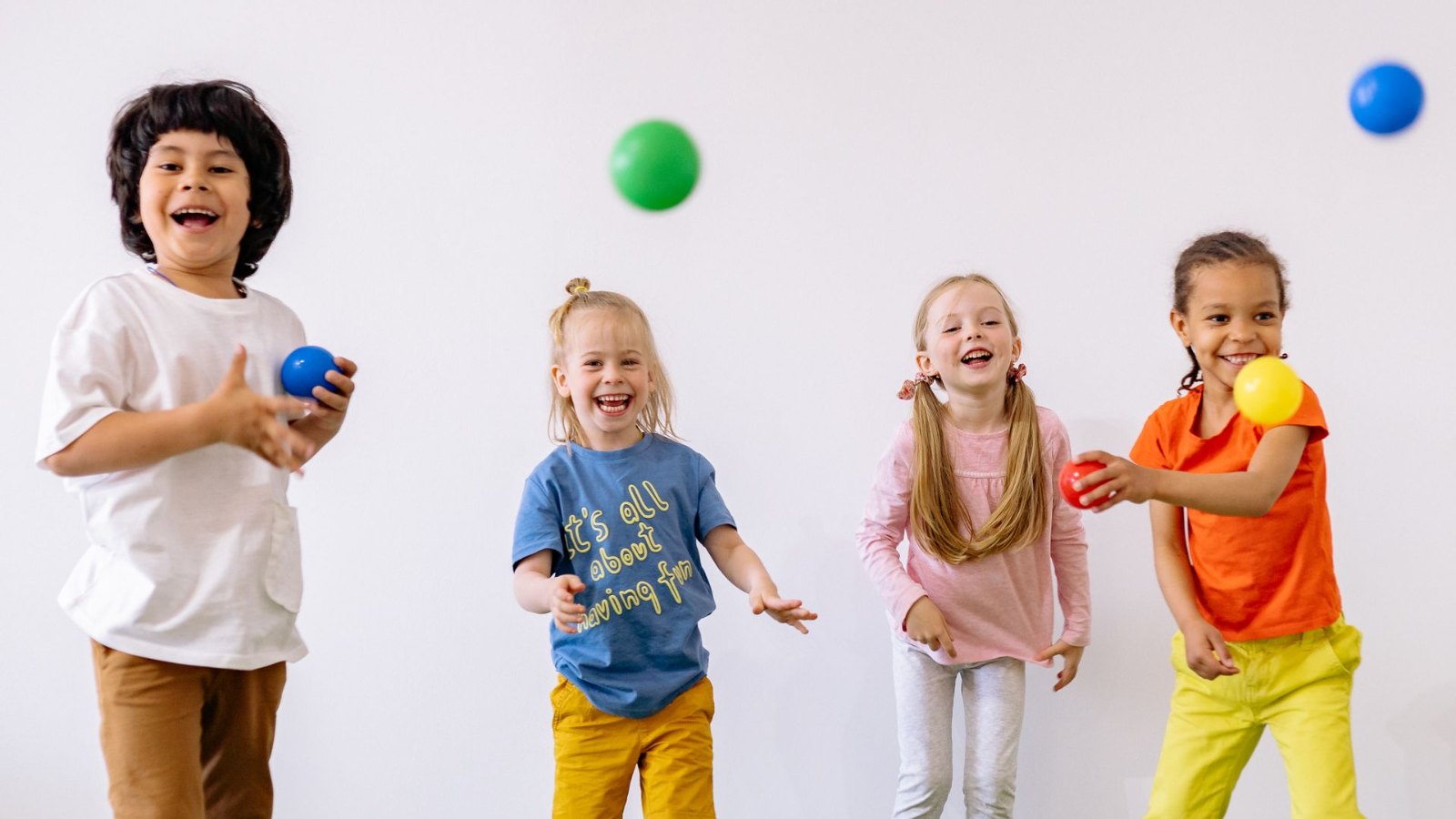 笑顔でボール遊びをする子どもたち