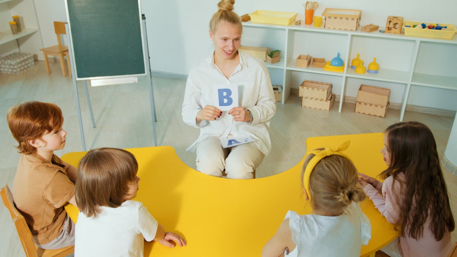 英語のカードで学ぶ子どもたち