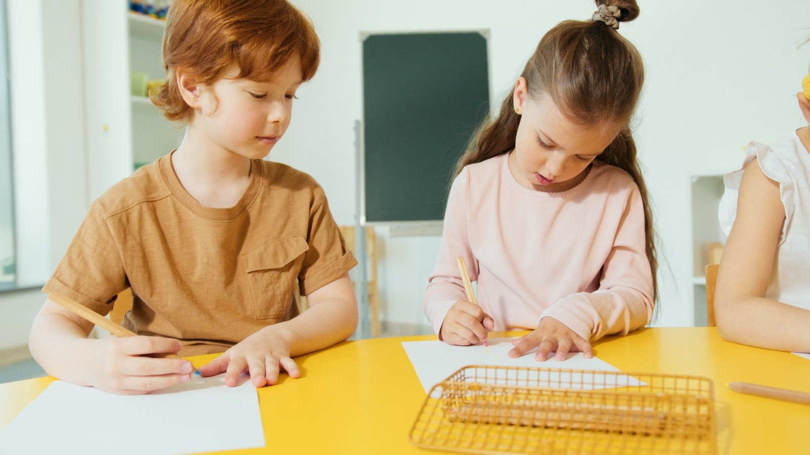 ノートを前に学ぶ子どもたち