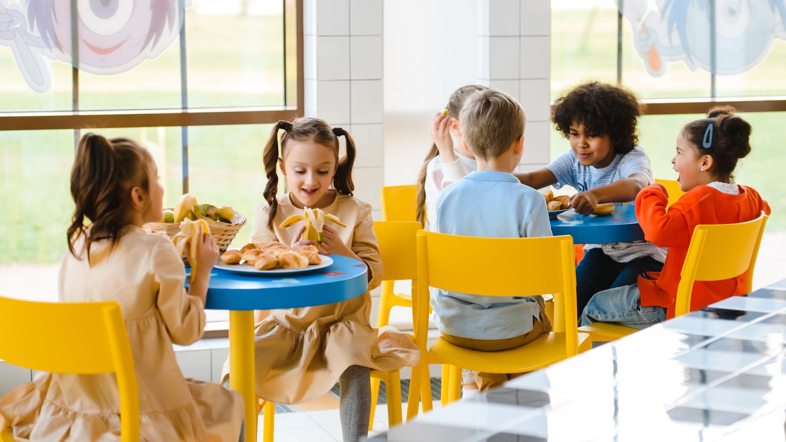 グループで学ぶ子どもたち