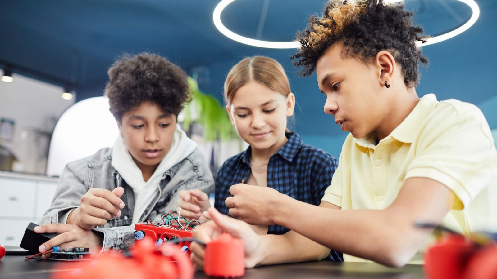 ロボットを作って学ぶ子どもたち