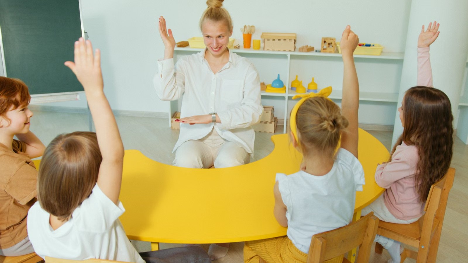 先生のもとで英語や学びの教室に参加する子どもたち