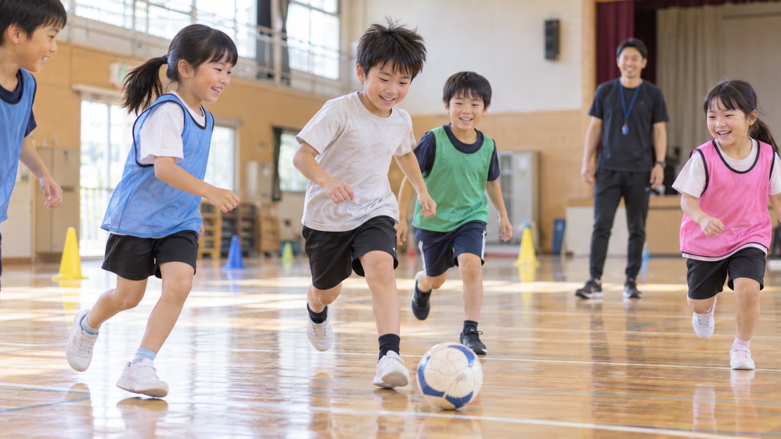 室内施設で運動する子どものAI生成イラスト。十和田市内の実在施設や教室ではありません。