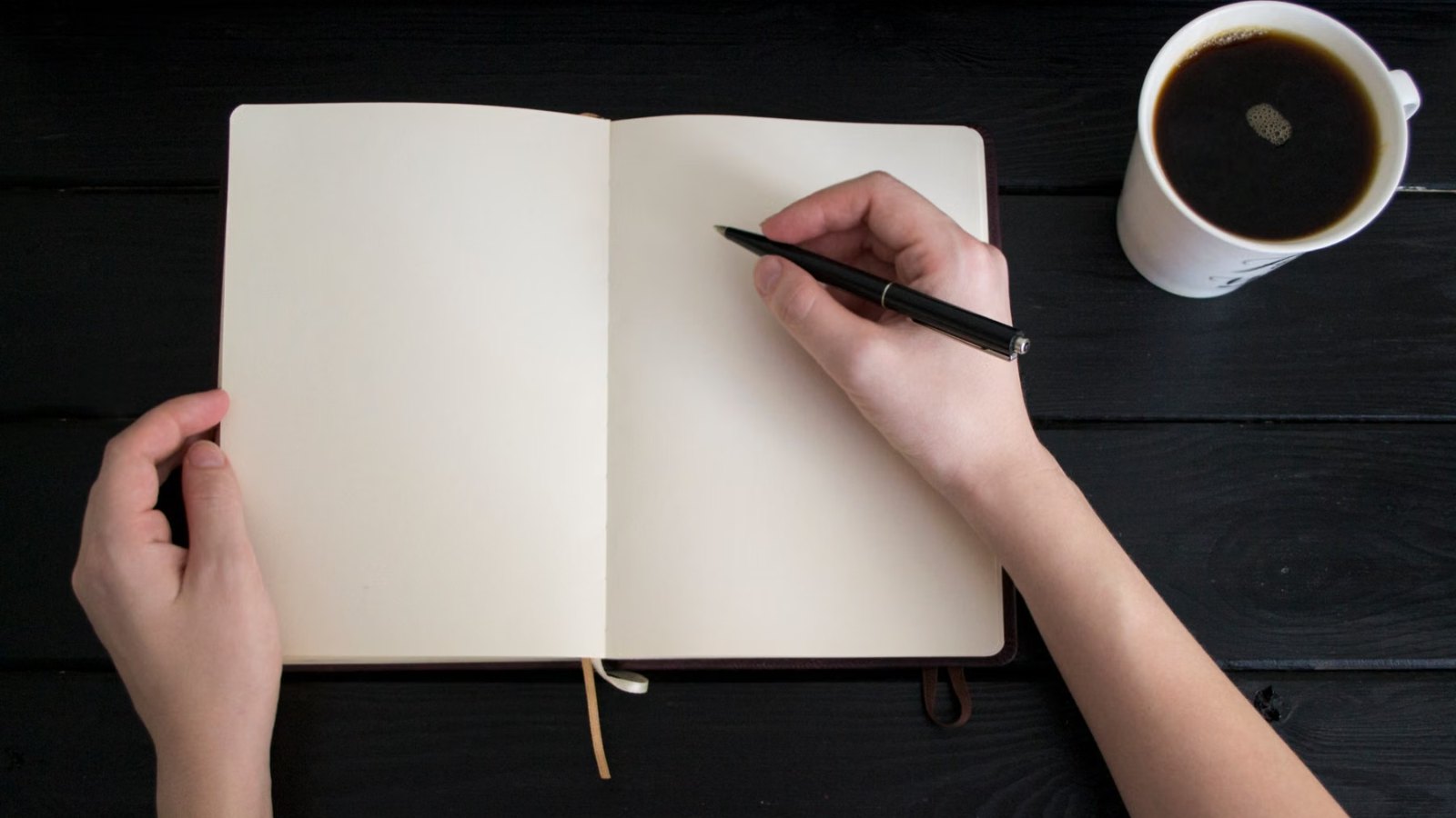 白紙のノートとペン、コーヒーカップ