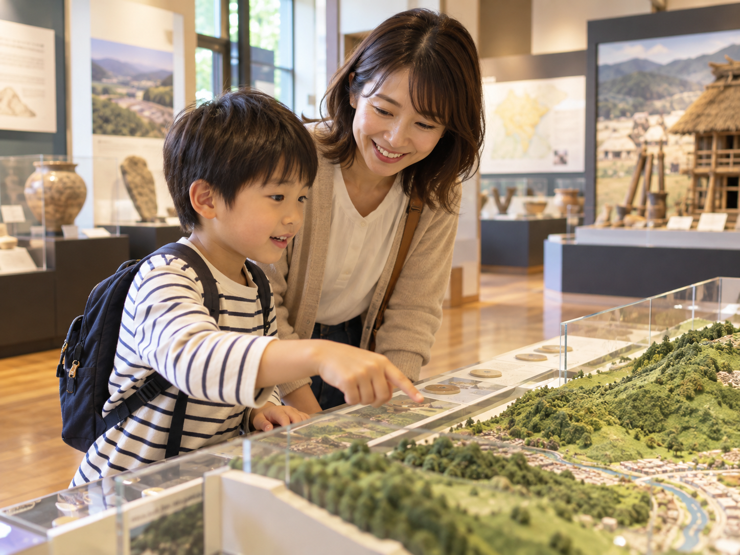 親子で展示を見ながら地域の科学や歴史について話すイメージ。津山まなびの鉄道館の展示・来館者ではありません