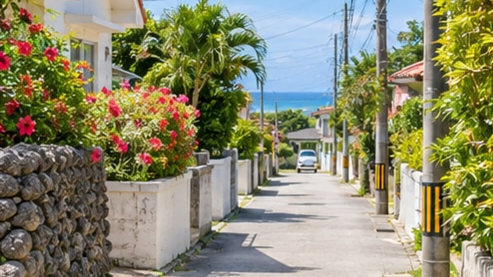 うるま市の海沿い道路と明るい海景色