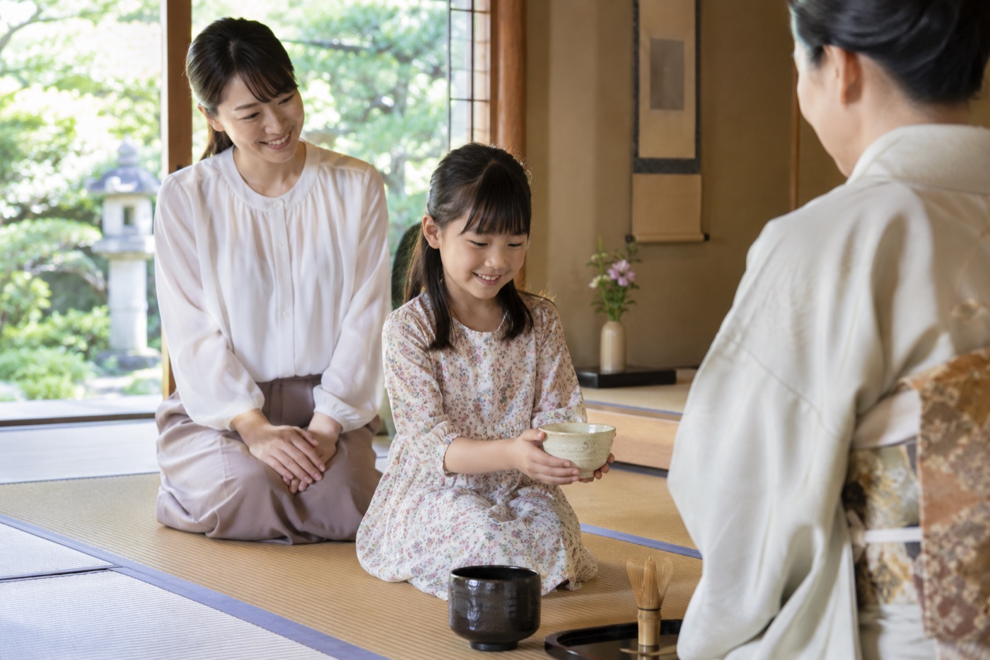 親子で茶道の基本に触れる子どものイメージ